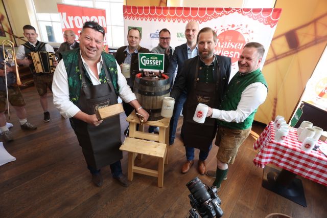 Bieranstich für die Premiere der Kaiser Wiesn im Wiener Prater mit Wiesn Schurli © Bubu Dujmic